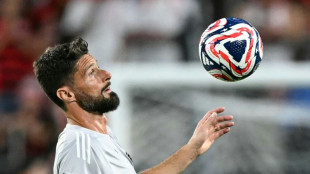 Olivier Giroud assina com Lille por uma temporada