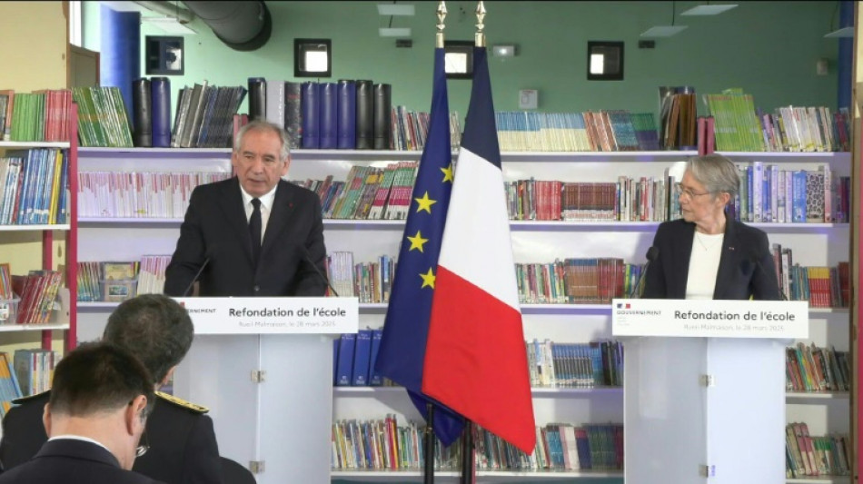 Bayrou et Borne relancent la r&eacute;forme de la formation des enseignants, "priorit&eacute; absolue"