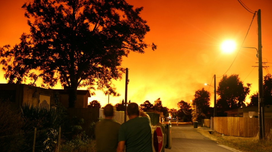 Francia evac&uacute;a a miles de turistas por el incendio de un bosque de pinos
