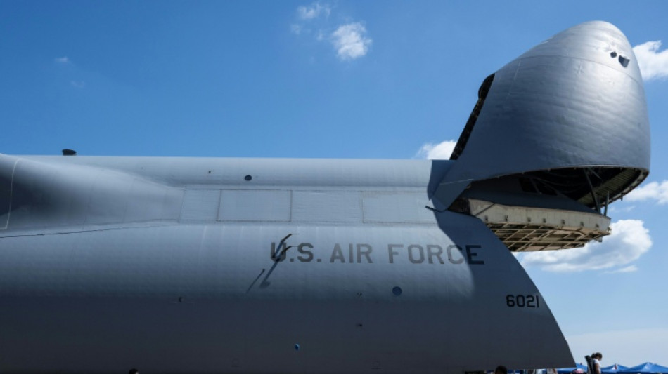 Trabajadores de Boeing levantan la huelga tras ratificar un acuerdo sobre un nuevo contrato 