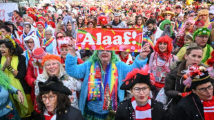 Narren und Jecken am Rhein feiern Karnevalsauftakt