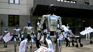 Dezenas de rob&ocirc;s 'protestam' contra uso descontrolado da IA na Pol&ocirc;nia