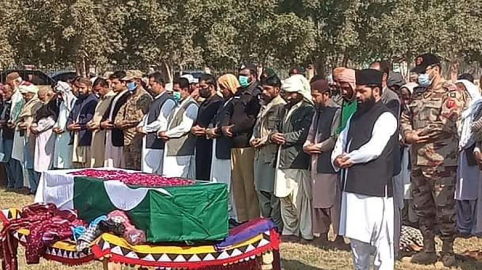 Pakist&aacute;n dice que cuatro soldados murieron en un ataque, los rebeldes aseguran que son decenas
