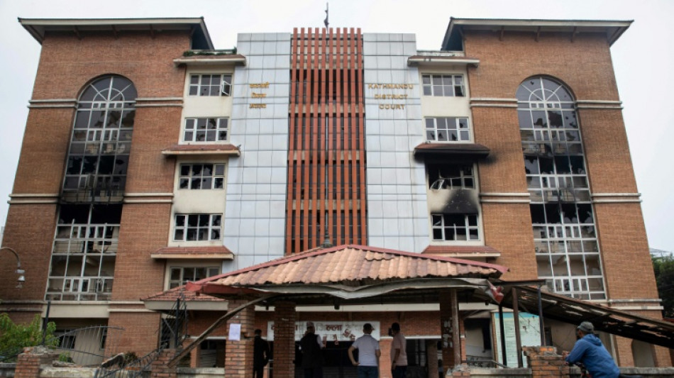 El ej&eacute;rcito nepal&iacute; patrulla Katmand&uacute; tras las protestas que llevaron a dimitir al primer ministro