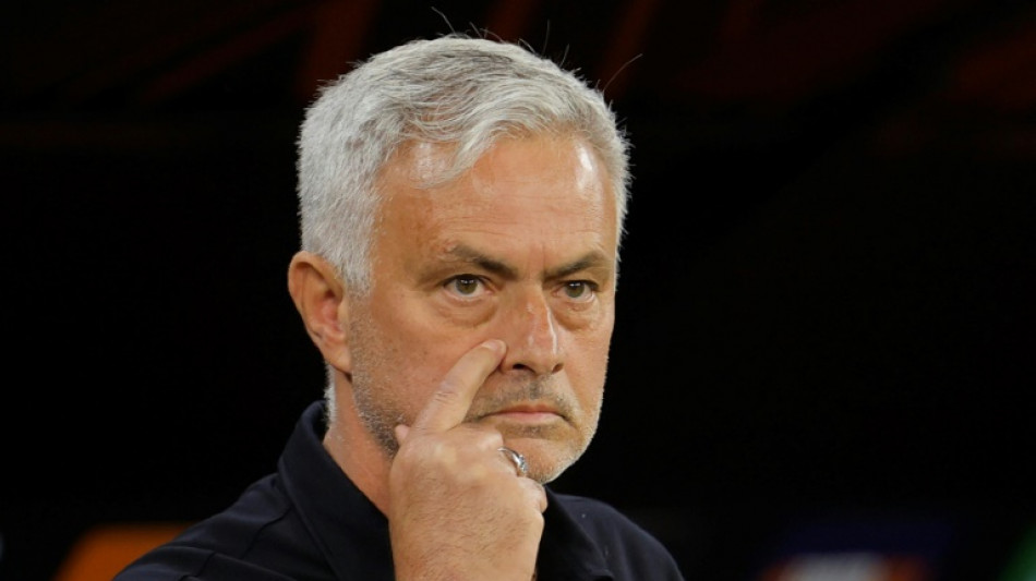 Uefa suspende Mourinho por 4 jogos por insultar &aacute;rbitro