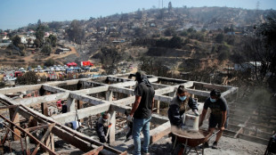 Chile en duelo por 112 muertos busca más víctimas y combate incendios forestales