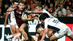 Dupont scores twice to send Toulouse top of Top 14