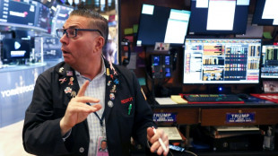 Wall Street commence la semaine dans le rouge, en proie &agrave; des prises de b&eacute;n&eacute;fices