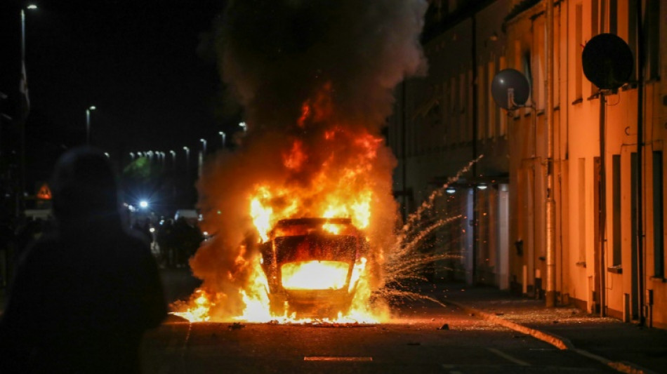 Seis detenidos y una veintena de polic&iacute;as heridos por disturbios de car&aacute;cter racista en Irlanda del Norte