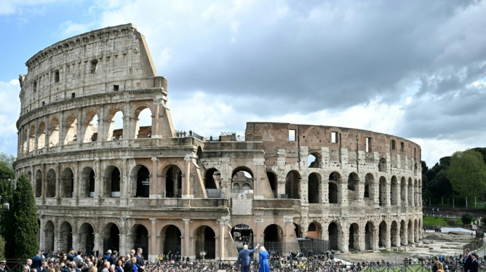 Charles et Camilla posent devant le Colis&eacute;e, monument symbole de Rome