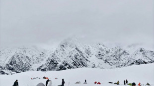 Centenas de alpinistas resgatados no Everest ap&oacute;s forte nevasca na China