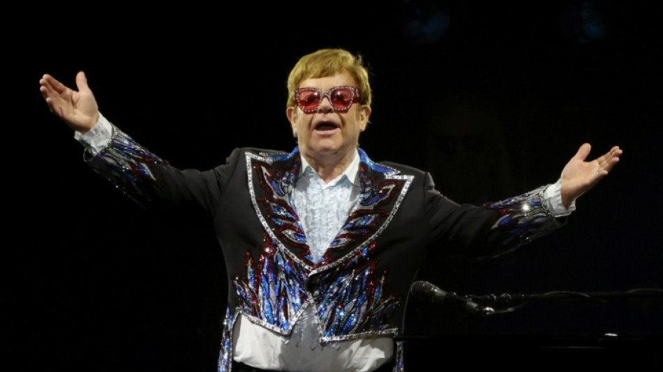 Elton John incapable de regarder sa com&eacute;die musicale en raison d'une infection oculaire