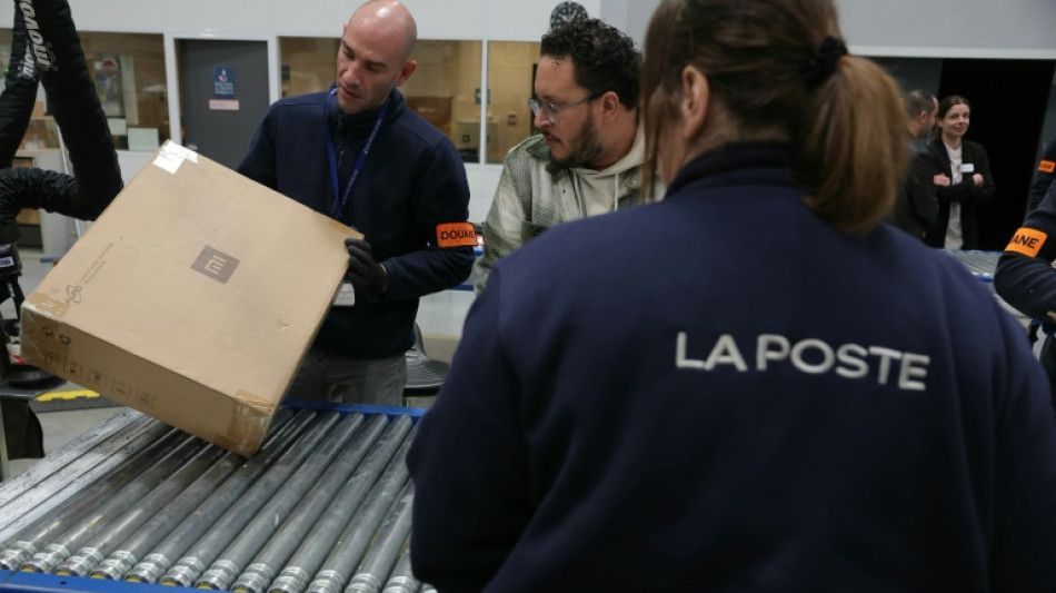 El tr&aacute;fico postal hacia EEUU se detuvo casi por completo por aranceles y 88 operadores suspendieron servicios 