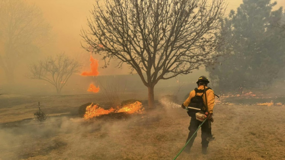 Vientos pueden avivar mayor incendio forestal en Texas mientras nieve cubre California