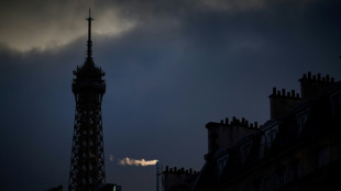 La torre Eiffel mantiene sus puertas cerradas por huelga, entre críticas por su "deterioro"
