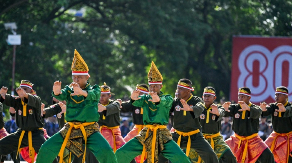 Autoridade isl&acirc;mica da Indon&eacute;sia pro&iacute;be homens de usar "roupa feminina" para celebrar independ&ecirc;ncia