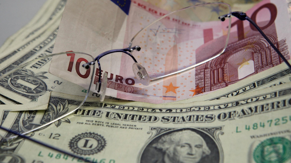 L'euro sale sul dollaro, &egrave; a 1,0717 in avvio