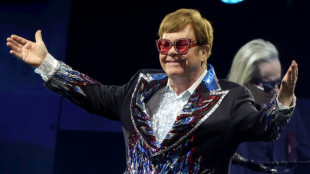 Elton John afirma que no pudo ver su musical por una infecci&oacute;n en el ojo