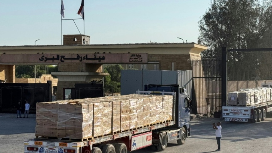 Mueren 20 personas al volcar un camión de ayuda en Gaza, dice Defensa Civil