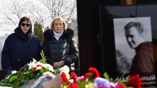 Mãe de Navalny visita seu túmulo após funeral