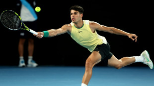 Alcaraz pasa como un cicl&oacute;n en su estreno en Australia, Swiatek y Rybakina debutan con sufrimiento