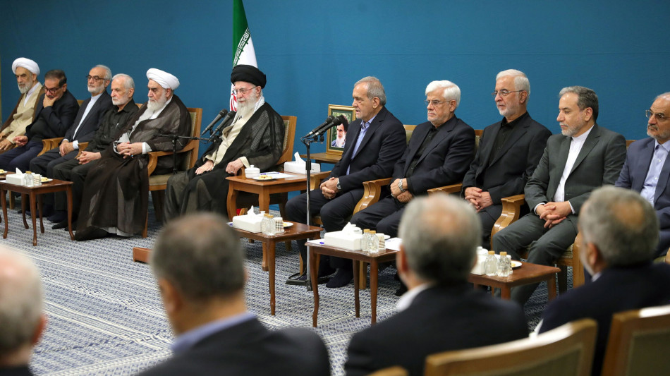 Khamenei, '&egrave; possibile trattare con il nemico ma mai fidarsi'
