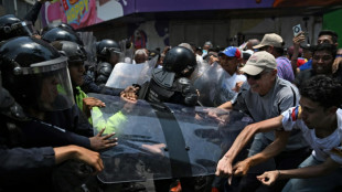 Pol&iacute;cia dispersa com g&aacute;s lacrimog&ecirc;neo marcha rumo ao pal&aacute;cio presidencial da Venezuela