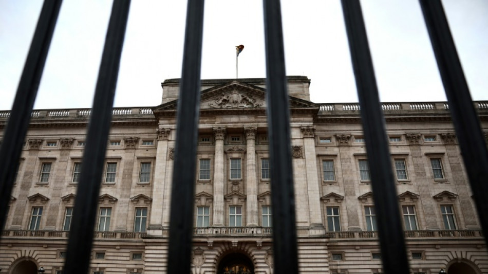 Pal&aacute;cio de Buckingham investiga comportamento de funcion&aacute;rios em confus&atilde;o em bar londrino