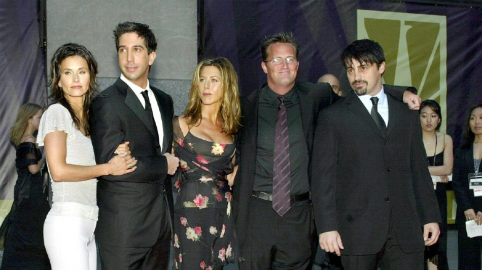 Aniston, Schwimmer y Kudrow rinden homenaje a su compañero de "Friends" Matthew Perry