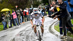 Evenepoel a lo alto del podio en la Lieja-Basto&ntilde;a-Lieja, Pogacar a la enfermer&iacute;a
