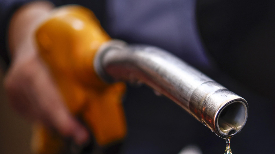 Mimit, continua il calo dei carburanti, benzina a 1,740 e gasolio a 2,074 euro