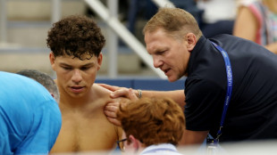 Ben Shelton sente les&atilde;o contra Mannarino, que avan&ccedil;a &agrave;s oitavas do US Open