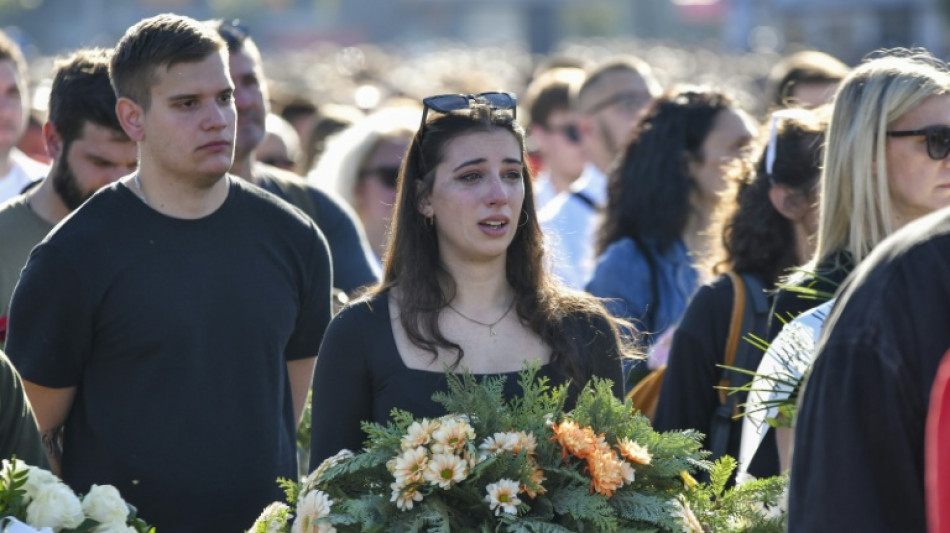 Milhares protestam na S&eacute;rvia no anivers&aacute;rio do desabamento de esta&ccedil;&atilde;o de trem