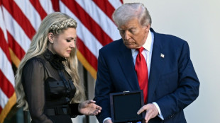 Em cerim&ocirc;nia p&oacute;stuma, Trump condecora Charlie Kirk como 'm&aacute;rtir' 