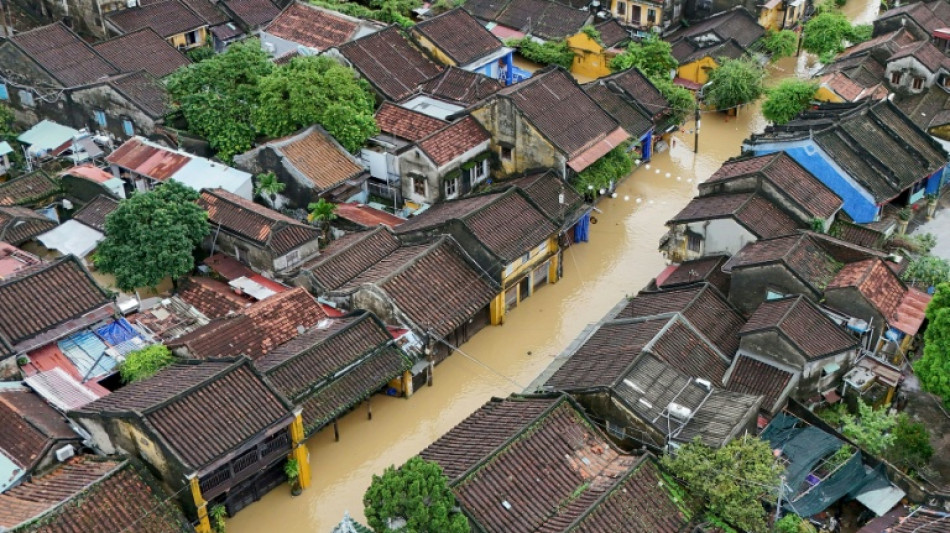 Sube a 35 el número de muertos por inundaciones en Vietnam