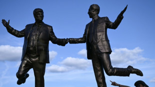 Est&aacute;tua de Trump e Epstein de m&atilde;os dadas &eacute; reinstalada perto do Capit&oacute;lio dos EUA