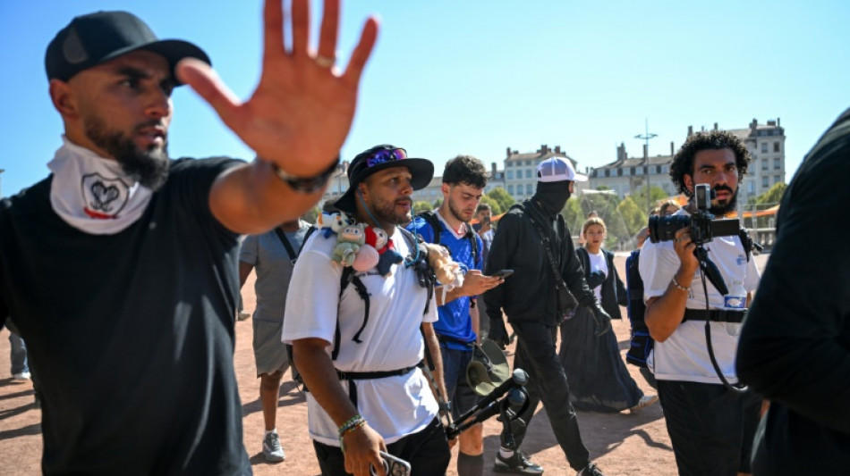 Attroupements, accident de voiture: la marche agitée de deux streameurs à travers la France