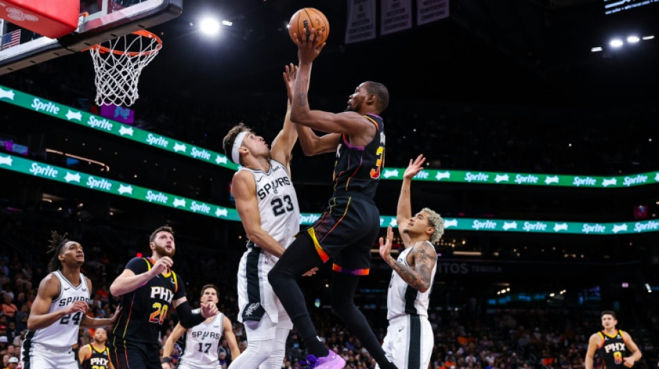 Wembanyama gu&iacute;a a los Spurs en un triunfo sobre los Suns, de Durant, en la NBA