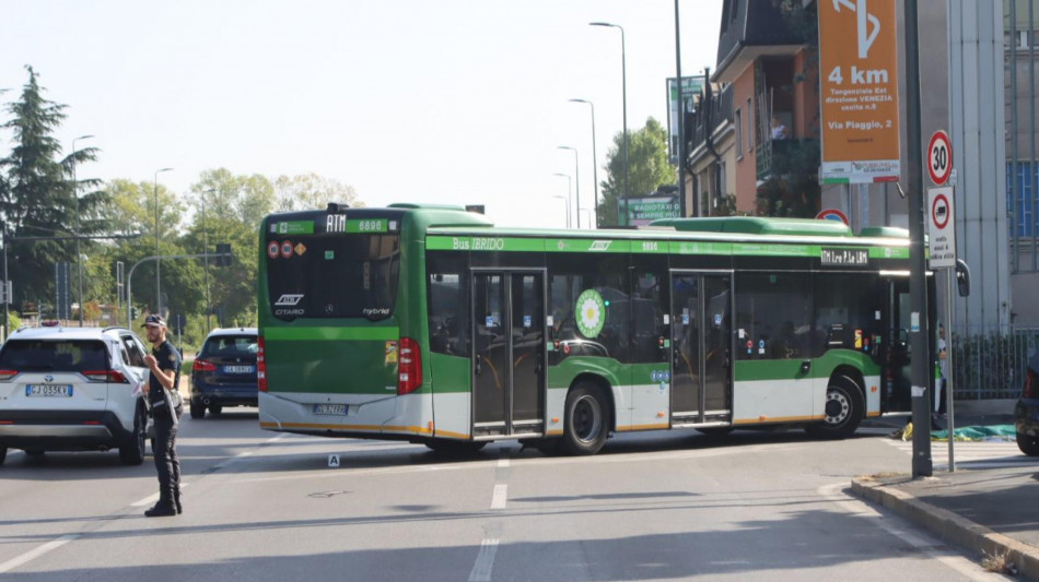 Autobus travolge una moto in centro a Milano, 4 feriti