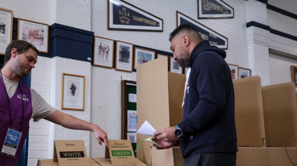 Australianos votan en elecci&oacute;n marcada por la inflaci&oacute;n y los aranceles de Trump