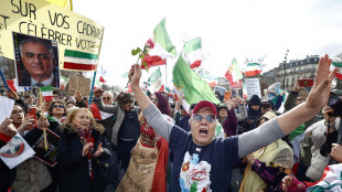 Migliaia in corteo a Parigi contro il regime di Teheran