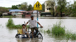 Philippines: les victimes des inondations &eacute;vacu&eacute;es par bateau, le bilan s'alourdit