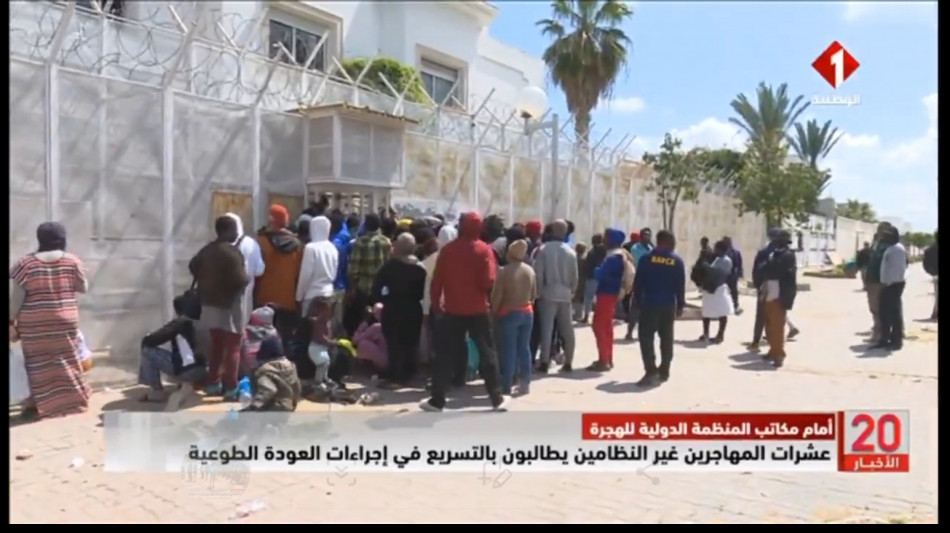 Tunisia: migranti davanti a sede Oim per chiedere rimpatrio
