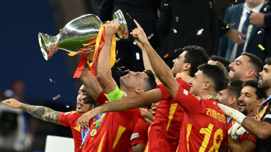 Espa&ntilde;a espera a sus h&eacute;roes, Inglaterra llora la derrota en final de la Eurocopa