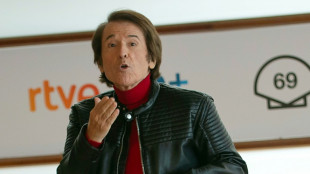 El cantante espa&ntilde;ol Raphael ser&aacute; trasladado de hospital tras descartarse que sufriera un ictus