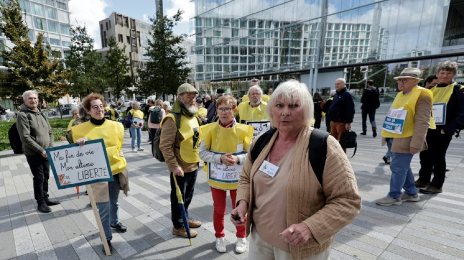 Francia juzga a doce activistas proeutanasia en pleno debate político