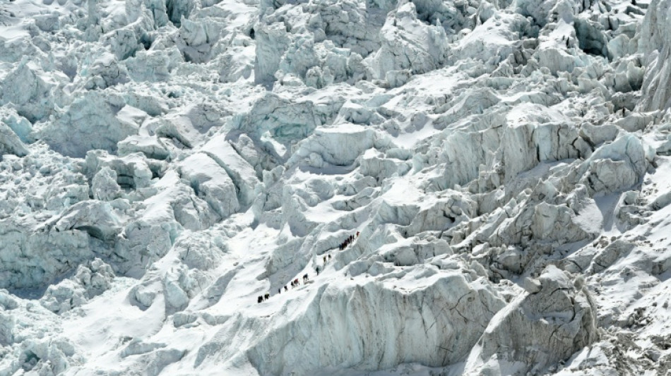 Glacier block delays route-setting on Everest