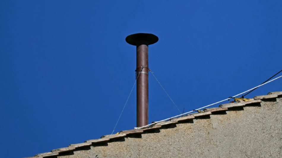 Au Vatican, la chemin&eacute;e qui annoncera l'&eacute;lection du pape a &eacute;t&eacute; install&eacute;e