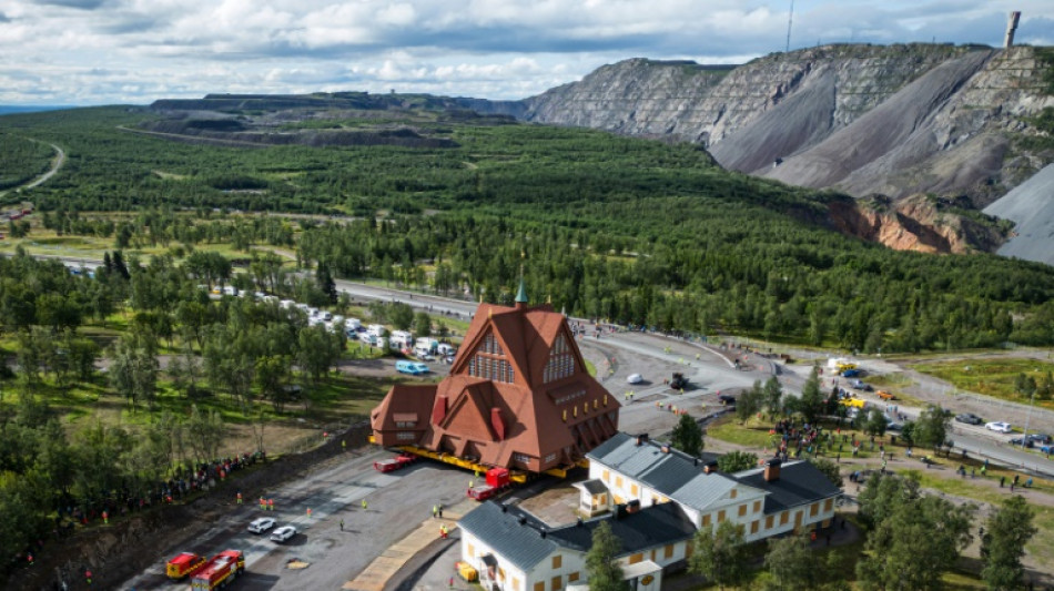 Igreja sueca chega a nova localiza&ccedil;&atilde;o, aonde foi trasladada para evitar desabamento