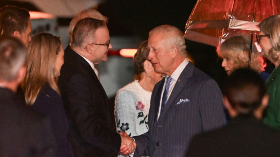 Charles III recebe honras militares no primeiro dia de sua viagem &agrave; Austr&aacute;lia